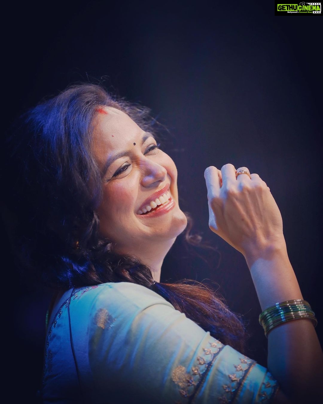 Sunitha Upadrashta Instagram - All smiles at “Paadutha thiyaga” sets. Kids and their singing making me more happy. Thank you @agtraju for the pics..
