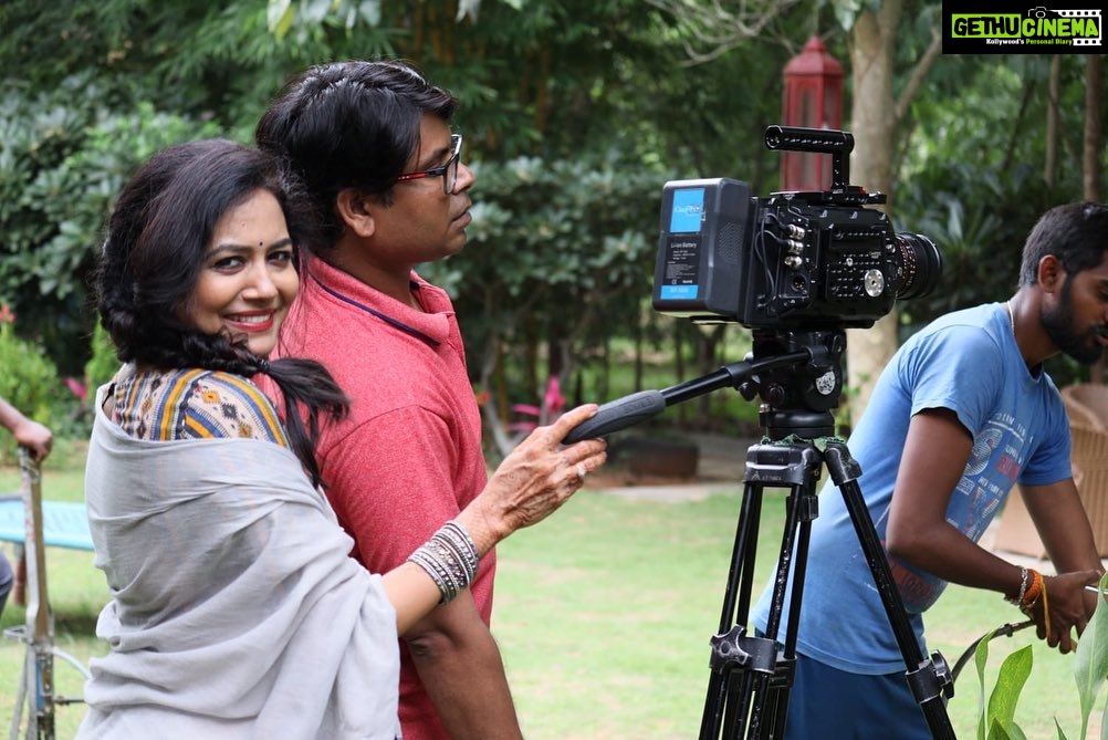 Sunitha Upadrashta Instagram - Few memories from #raayabaramai shoot.. Special thanks to @joinprakashraj garu for your wonderful hospitality. My entire team felt honoured meeting you at the location. Had great fun shooting this wonderful one min song #1minmusic #raayabaramai thanks @sreechaitzz for the wonderful pics❤️ Life At Prakasham