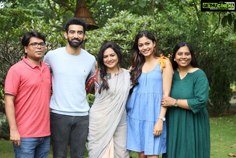 Sunitha Upadrashta Instagram - Few memories from #raayabaramai shoot.. Special thanks to @joinprakashraj garu for your wonderful hospitality. My entire team felt honoured meeting you at the location. Had great fun shooting this wonderful one min song #1minmusic #raayabaramai thanks @sreechaitzz for the wonderful pics❤️ Life At Prakasham