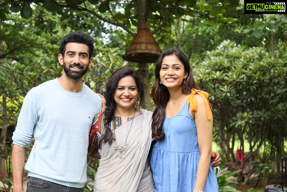 Sunitha Upadrashta Instagram - Few memories from #raayabaramai shoot.. Special thanks to @joinprakashraj garu for your wonderful hospitality. My entire team felt honoured meeting you at the location. Had great fun shooting this wonderful one min song #1minmusic #raayabaramai thanks @sreechaitzz for the wonderful pics❤️ Life At Prakasham