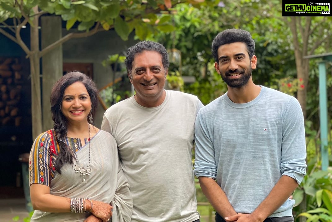 Sunitha Upadrashta Instagram - Few memories from #raayabaramai shoot.. Special thanks to @joinprakashraj garu for your wonderful hospitality. My entire team felt honoured meeting you at the location. Had great fun shooting this wonderful one min song #1minmusic #raayabaramai thanks @sreechaitzz for the wonderful pics❤️ Life At Prakasham
