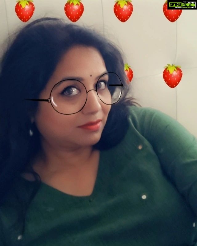 Sunitha Upadrashta Instagram - Look who is new to Snapchat 🤪🥰😘 My ❤‍🔥❤‍🔥 Hawwtttt n Cuteee @upadrastasunitha Akaaaaaa 🤗🤗