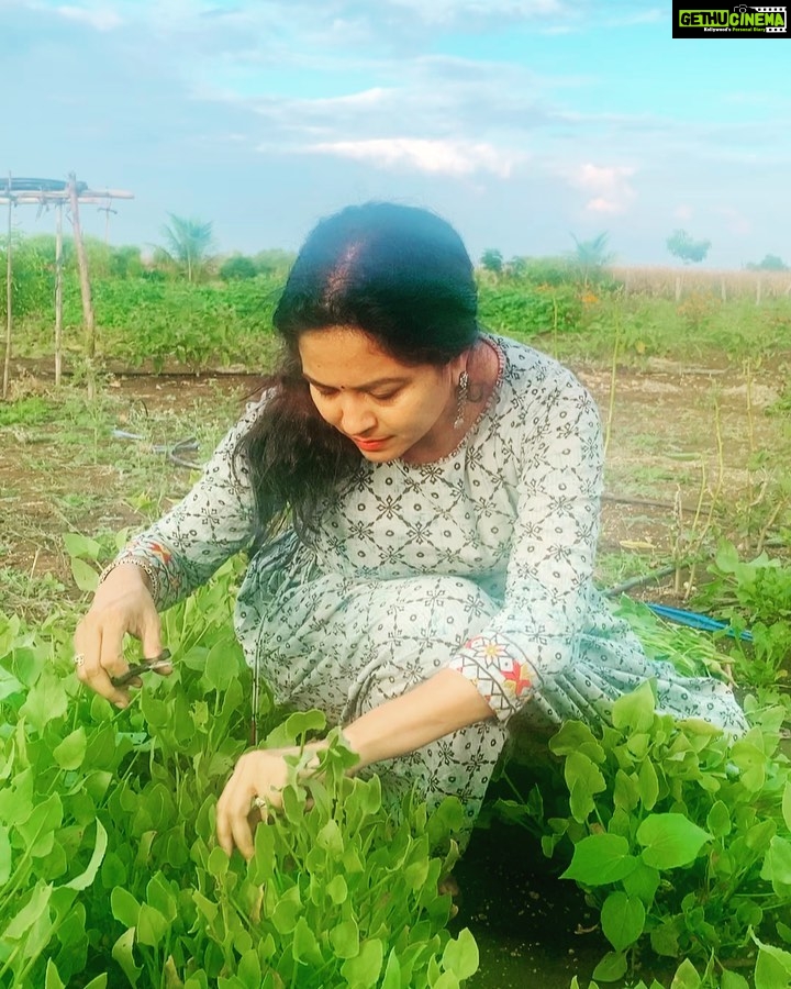 Sunitha Upadrashta Instagram - I love music. I love my family and friends. I love my admirers. I love farming and gardening too..