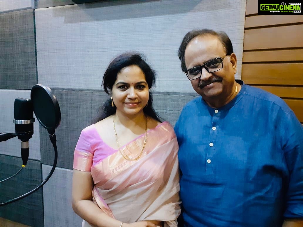 Sunitha Upadrashta Instagram - మావయ్యా .. ఒక్కసారి గతంలోకి నడవాలనుంది. నీ పాట వినాలనుంది. నువ్ పాడుతుంటే మళ్ళీ మళ్ళీ చెమర్చిన కళ్ళతో చప్పట్లు కొట్టాలనుంది. ఇప్పుడు ఏంచెయ్యాలో తెలీని సందిగ్ధం లో నా గొంతు మూగబోతోంది. సంవత్సరం కావొస్తోందంటే నమ్మటం కష్టంగా వుంది. ఎప్పటికీ నువ్వే నా గురువు, ప్రేరణ,ధైర్యం,బలం,నమ్మకం🙏🏻🙏🏻🙏🏻 ఎక్కడున్నా మమ్మల్నందర్నీ అంతే ఆప్యాయతతో చుస్కుంటున్నావన్న నమ్మకముంది. ఆ నమ్మకంతోనే నేను కూడా ..బతికేస్తున్నా..