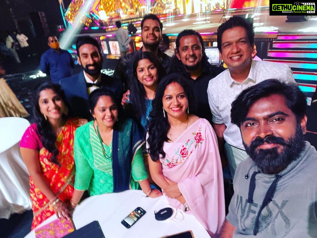 Sunitha Upadrashta Instagram - Pic from the sets of my most favourite Swarabhishekam. @vijayprakashvp @dinkerkalvala @deepu_music @satya.yamini