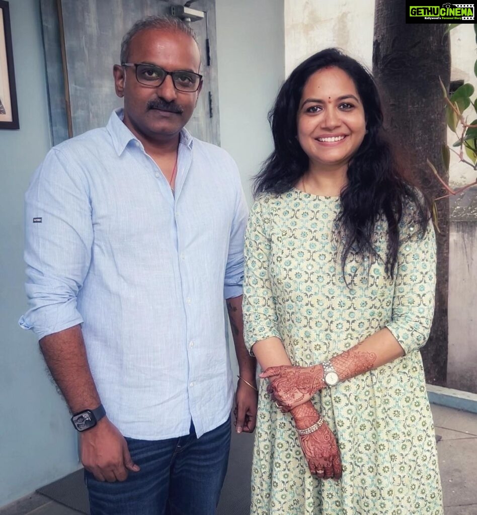 Sunitha Upadrashta Instagram - Keeping in mind all the SuperHit Songs that came in our combination right from Nuvvu Nijam Nee Navvu Nijam to Em Sandeham Ledu..I consider this as lucky combo in my Career..Coming back again today with 'Hey Evvaro' One of my career’s best from విద్య వాసుల అహం at 1.45pm today ❤️