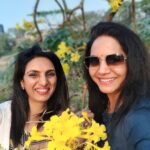 Sunitha Upadrashta Instagram - Felt the same joy as that of a sudden cool breeze on a sunny day on seeing these vibrant spring blooms amidst our concrete jungle!! Small things like this are what keep me going in life.. we love catching up on these precious moments inspite of my crazy schedules... ☺️ #friendsforever #bestie💞