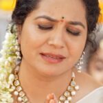 Sunitha Upadrashta Instagram - Blessing your feed with this Divinely #OnamaluPoovulai Video Song, Out Now on @MangoMusicLabel 🎶 🔗 https://youtu.be/jaYP31tJCIQ @upadrastasunitha #SaiVedaVagdevi #Anvitha #Harshitha #Thaman #Mayookh #Ujjwal @josyabhatla2014 @dr.josyabhatla @naga_gurunatha_sarma @sree.abheri.studios @vibhajewellers #MangoMusic #MangoMusicOriginals