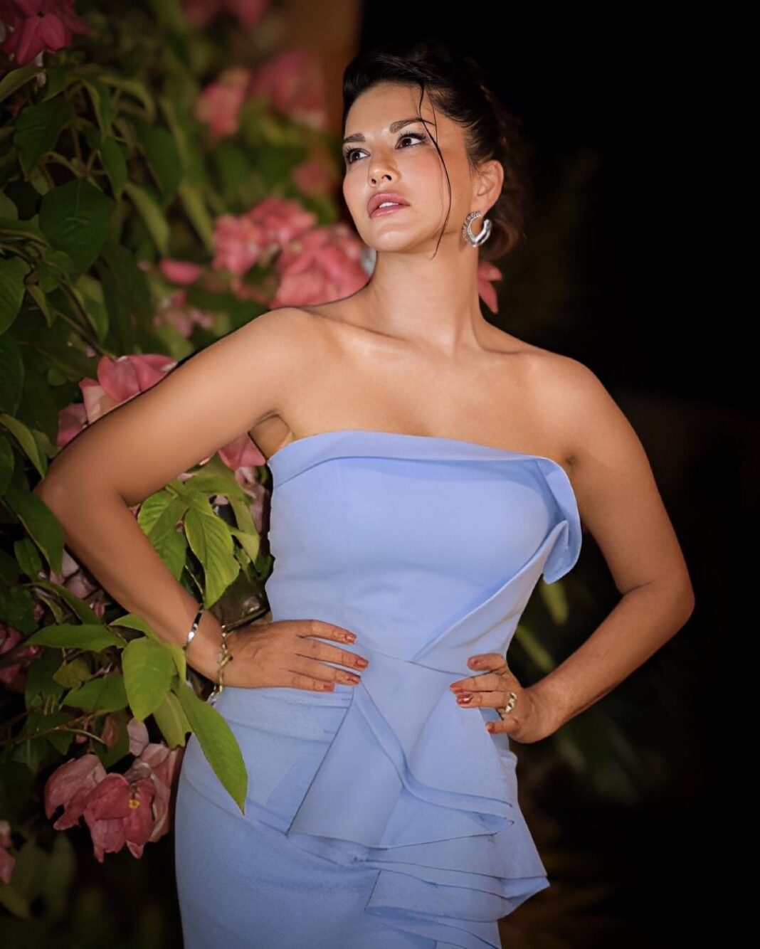 Sunny Leone Instagram - 💕 . . Outfit @shivaniawastyofficial Earrings @nive.in Styled by @hitendrakapopara Fashion Team @tanyakalraaa @sarinabudathoki HMU @jeetihairtstylist @kin_vanity . . @mtvsplitsvilla @mtvindia #MTVSplitsvillaX4 #MTVSplitsvilla #Splitsvilla