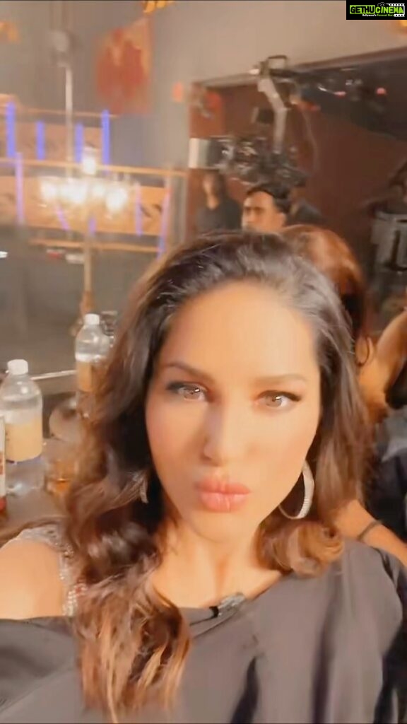 Sunny Leone Instagram - On sets!! . . #SunnyLeone #onsets #work #bollywood
