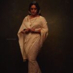 Surabhi Lakshmi Instagram – ഒത്തുചേരലിന്റെയും സൗഹാർദത്തിന്റെയും രുചിയേറിയ കഥകളുമായി വർണ്ണശലഭമാർന്നൊരു ഓണക്കാലം കൂടി…എല്ലാ പ്രിയപ്പെട്ടവർക്കും ഹൃദയം നിറഞ്ഞ ഓണാശംസകൾ 🤗🌼 

Photography: @arun_payyadimeethal
Stylist: @arjun_vasudevs
HMUA: @sijanmakeupartist
Costume: @kahani_storiesinthread
Jewellery: @malabargoldanddiamonds @malabarmoments
Art: @byjummangalath1
Studio: @shadowfx2021
Editorial: @grihalakshmi_

#HappyOnam #Onam2022 #Onamvibes #festivalseason