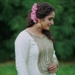 Surabhi Lakshmi Instagram – പൂക്കളും അത്ത ചമയങ്ങളുമായി മറ്റൊരു പൊന്നോണക്കാലം കൂടി…എല്ലാവർക്കും ഹൃദയം നിറഞ്ഞ അത്തം ദിനാശംസകൾ 🌼💚

Photography; @ameer_mango
Camera Assistant ; @Arjunsreehari
Make Up ; @rejishaeveryouth
Ornaments; @makeoveravenue
Costume ; @klumbyprajinajaanaki 
Location ; @manikkalmana

#Atham #atham2022 #onamvibes #happyatham