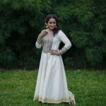 Surabhi Lakshmi Instagram – പൂക്കളും അത്ത ചമയങ്ങളുമായി മറ്റൊരു പൊന്നോണക്കാലം കൂടി…എല്ലാവർക്കും ഹൃദയം നിറഞ്ഞ അത്തം ദിനാശംസകൾ 🌼💚

Photography; @ameer_mango
Camera Assistant ; @Arjunsreehari
Make Up ; @rejishaeveryouth
Ornaments; @makeoveravenue
Costume ; @klumbyprajinajaanaki 
Location ; @manikkalmana

#Atham #atham2022 #onamvibes #happyatham