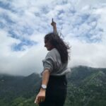 Surabhi Lakshmi Instagram – പണ്ടുമുതൽ പോകാറുള്ള ഊട്ടി-കൊടൈക്കനാല്‍ വഴി വീണ്ടും ഒരു യാത്ര. കുതിരപ്പുറത്ത് കയറാനുള്ള ആഗ്രഹവും ബോട്ട് സവാരി നടത്താനുള്ള പ്ലാനുമെല്ലാം മഴക്കെടുതിയിൽ ഒലിച്ചുപോയെങ്കിലും ഓർമ്മച്ചെപ്പിൽ സൂക്ഷിക്കാൻ ഒരുപിടി നനുത്ത നിമിഷങ്ങൾ ഈ യാത്ര സമ്മാനിച്ചു. 
യാത്രകൾ ഇവിടെ അവസാനിക്കുന്നില്ല തുടർന്നു കൊണ്ടേയിരിക്കും💙 

#TravelTuesday #TakeMeBack #Throwback #TravelBug #TravelGram #Ootty #Kodaikanal