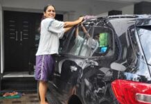 Surabhi Lakshmi Instagram - Wash, Rinse, Repeat ! ഇന്നത്തെ വർക്ക് ഔട്ട് കാർപോർച്ചിൽ 😎 #workoutwednesday #wellnesswednesday #carwashing #fitness #lifegoals