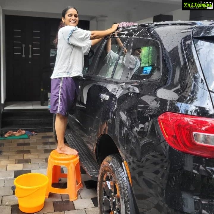 Surabhi Lakshmi Instagram - Wash, Rinse, Repeat ! ഇന്നത്തെ വർക്ക് ഔട്ട് കാർപോർച്ചിൽ 😎 #workoutwednesday #wellnesswednesday #carwashing #fitness #lifegoals