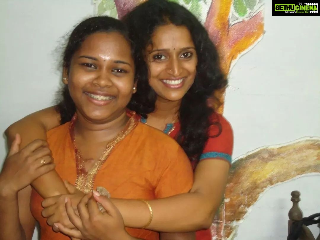 Surabhi Lakshmi Instagram - കാലടി ശങ്കരാചാര്യ യൂണിവേഴ്സിറ്റിയിലെ പ്രിയംവദ ഹോസ്റ്റലിൽ പിറന്ന പ്രിയപ്പെട്ട നിമിഷങ്ങൾ. സൗഹൃദത്തിന്റെ തണലിൽ വളർന്ന എന്നും ഞാൻ ഹൃദയത്തോട് ചേർത്ത് പിടിക്കുന്ന കുറെയേറെ നല്ല ഓർമ്മകൾ ♥️🥰 #Throwback #ThrowbackThursday #FlashBack #CollegeMemories