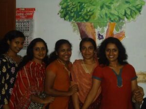 Surabhi Lakshmi Instagram - കാലടി ശങ്കരാചാര്യ യൂണിവേഴ്സിറ്റിയിലെ പ്രിയംവദ ഹോസ്റ്റലിൽ പിറന്ന പ്രിയപ്പെട്ട നിമിഷങ്ങൾ. സൗഹൃദത്തിന്റെ തണലിൽ വളർന്ന എന്നും ഞാൻ ഹൃദയത്തോട് ചേർത്ത് പിടിക്കുന്ന കുറെയേറെ നല്ല ഓർമ്മകൾ ♥️🥰 #Throwback #ThrowbackThursday #FlashBack #CollegeMemories