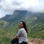 Surabhi Lakshmi Instagram – പണ്ടുമുതൽ പോകാറുള്ള ഊട്ടി-കൊടൈക്കനാല്‍ വഴി വീണ്ടും ഒരു യാത്ര. കുതിരപ്പുറത്ത് കയറാനുള്ള ആഗ്രഹവും ബോട്ട് സവാരി നടത്താനുള്ള പ്ലാനുമെല്ലാം മഴക്കെടുതിയിൽ ഒലിച്ചുപോയെങ്കിലും ഓർമ്മച്ചെപ്പിൽ സൂക്ഷിക്കാൻ ഒരുപിടി നനുത്ത നിമിഷങ്ങൾ ഈ യാത്ര സമ്മാനിച്ചു. 
യാത്രകൾ ഇവിടെ അവസാനിക്കുന്നില്ല തുടർന്നു കൊണ്ടേയിരിക്കും💙 

#TravelTuesday #TakeMeBack #Throwback #TravelBug #TravelGram #Ootty #Kodaikanal