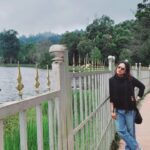 Surabhi Lakshmi Instagram – പണ്ടുമുതൽ പോകാറുള്ള ഊട്ടി-കൊടൈക്കനാല്‍ വഴി വീണ്ടും ഒരു യാത്ര. കുതിരപ്പുറത്ത് കയറാനുള്ള ആഗ്രഹവും ബോട്ട് സവാരി നടത്താനുള്ള പ്ലാനുമെല്ലാം മഴക്കെടുതിയിൽ ഒലിച്ചുപോയെങ്കിലും ഓർമ്മച്ചെപ്പിൽ സൂക്ഷിക്കാൻ ഒരുപിടി നനുത്ത നിമിഷങ്ങൾ ഈ യാത്ര സമ്മാനിച്ചു. 
യാത്രകൾ ഇവിടെ അവസാനിക്കുന്നില്ല തുടർന്നു കൊണ്ടേയിരിക്കും💙 

#TravelTuesday #TakeMeBack #Throwback #TravelBug #TravelGram #Ootty #Kodaikanal