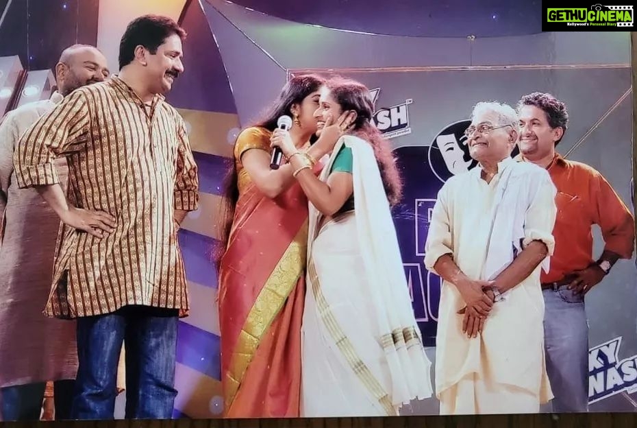 Surabhi Lakshmi Instagram - അഭിനയമാണ് ജീവിതവഴി എന്ന തിരിച്ചറിവിന്റെ ഓർമ്മകളാണെനിക്കീ ചിത്രങ്ങൾ. 2008-09 കാലഘട്ടത്തിൽ നടന്ന അമൃത ടിവിയിലെ ബെസ്റ് ആക്ടർ റിയാലിറ്റി ഷോയിലൂടെയാണ് എനിക്ക് ഏറ്റവും കരുത്തേകുന്നതെന്ന് അഭിനയമാണെന്ന് ഞാൻ മനസ്സിലാക്കിയത്. കോട്ടക്കൽ ശിവരാമനശാന്റെ അനുഗ്രഹം അഭിനയ ജീവിതത്തിൽ എനിക്ക് ലഭിച്ച മഹാഭാഗ്യങ്ങളിൽ ഒന്നാണ്. പകുതിയിൽ വെച്ച് മത്സരം ഉപേക്ഷിക്കേണ്ടി വരുമോയെന്ന് ചിന്തിച്ചപ്പോഴും ഏറെ പ്രതിസന്ധികളുണ്ടായപ്പോഴും മത്സരത്തിലെ ഒന്നാം സമ്മാനം നേടുന്നത് വരെ എന്റെ യാത്ര തുടർന്നു. അന്ന് എനിക്കൊപ്പം മത്സരിക്കാൻ ഉണ്ടായിരുന്ന രാജേഷ് ശർമ്മ, മുസ്തഫ, സിദ്ധാർഥ് ശിവ, ശ്രീകുമാർ, ആശ ഇവരൊക്കെ ഇന്ന് സിനിമയിൽ സജീവമായിട്ടുണ്ട്. അന്ന് മത്സരയാത്രയിൽ കൂടെ നിന്ന കാലടി ശങ്കരാചാര്യ യൂണിവേഴ്സിറ്റിയിലെ ടീച്ചേർസ്, സംവിധായകൻ ശ്യാമപ്രസാദ് സർ, അഭിനേതാക്കളായ മുരളി മേനോൻ സർ , സിത്താരചേച്ചി , അന്തരിച്ച പി ബാലചന്ദ്രൻ സർ, അങ്ങനെ ഒട്ടനവധി പ്രതിഭകളെ നിറഞ്ഞ സ്നേഹത്തോടെയും, ആദരവോടെയും ഓർക്കുന്നു❤️🤗 #Flashback #FlashbackFriday #Memories #Passion #AboutWork #Gratitude