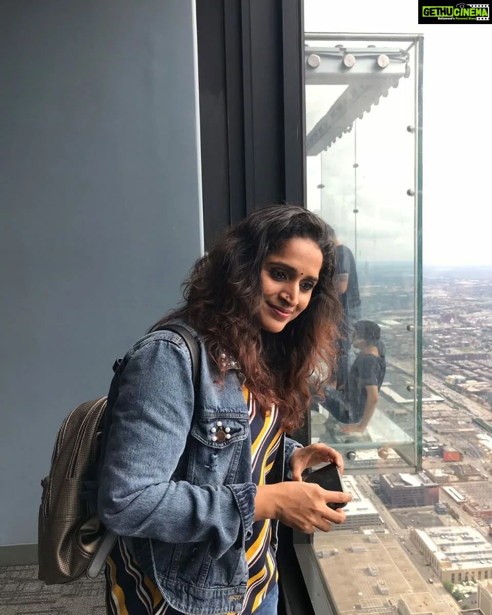 Surabhi Lakshmi Instagram - 2018 ലെ ഒരു അമേരിക്കൻ യാത്രയുടെ നിറമുള്ള ഓർമ്മകൾ. ഷീലാമ്മ, ജഗദീഷേട്ടൻ തുടങ്ങി അനവധി പ്രതിഭകൾക്കൊപ്പം ഒരു പ്രോഗ്രാമിന് വേണ്ടി നടത്തിയ യാത്ര. ചെറു ചിരികളും, തമാശകളും, നീണ്ട നടത്തങ്ങളും, അവിടെയുള്ളവരുമായുള്ള ഹൃദയം തുറന്ന സംസാരവും എന്നിങ്ങനെ ഒരു നൂറ് ഓർമ്മകൾ. ഇന്നും ഹൃദയത്തോട് ചേർത്ത് വെക്കുന്നു ആ നിമിഷങ്ങളൊക്കെയും❤️ #TravelTuesday #Throwback #USTrip #AboutWork
