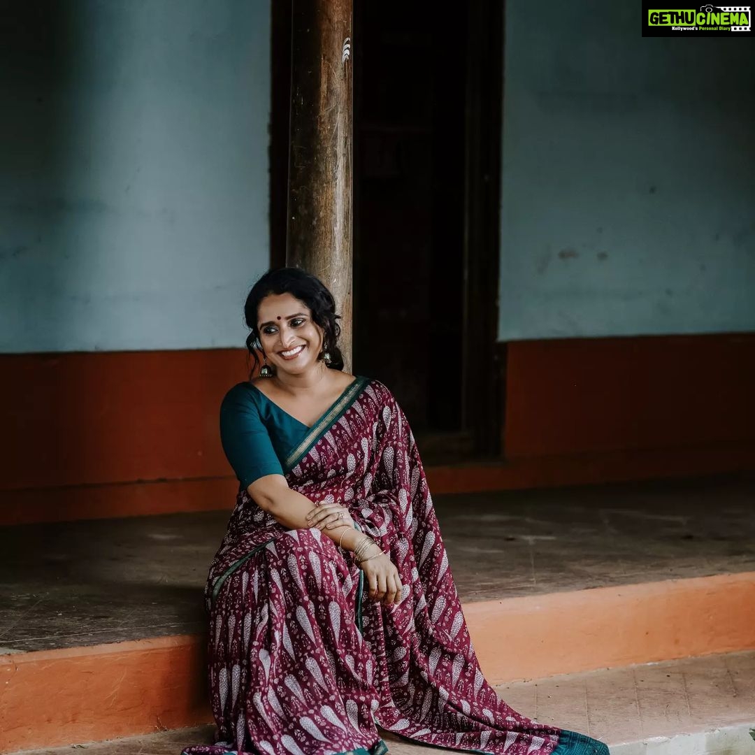 Surabhi Lakshmi Instagram - Follow your heart, Follow your dreams... Wishing you a happy week❤️✨ #mondaymood #mondaymotivation Costume : @silk_mandir MUA : @rejishaeveryouth Camera : @mr__s_r_p__ @_im_gokul_haridas_ @amal__dev_