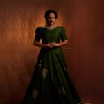 Surabhi Lakshmi Instagram - പ്രതീക്ഷയുടെയും ഐശ്വര്യത്തിന്റെയും വെളിച്ചവുമായി വീണ്ടും ഒരു വിഷു കൂടി. എല്ലാവർക്കും ഹൃദയംനിറഞ്ഞ വിഷു ആശംസകൾ❤️ Photo @arun_payyadimeethal Make Up @rejishaeveryouth Costume @ajraakh_designerstudio Ornaments @alameen_rental_jewellery #HappyVishu #Vishu2022 #Celebration