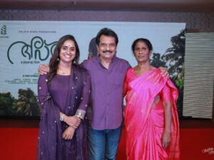 Surabhi Lakshmi Instagram - പ്രിയപ്പെട്ട ജയരാജ് സാറിന്റെ അവൾ എന്ന് സിനിമയുടെ ഓഡിയോ ലോഞ്ച് ദിവസത്തിലെടുത്ത അമൂല്യമായ ഒരു ചിത്രം. സാറിന് സുവർണ്ണമയൂരം നേടിക്കൊടുത്ത കരുണം എന്ന ചിത്രത്തിലെ നായകൻ ശ്രീ വാവച്ചനെയും കാണാൻ സാധിച്ചു. എന്നും കരുതലോടെ ചേർത്ത് പിടിക്കാൻ ഒരുപിടി നല്ല ഓർമ്മകൾ❤️ Costume, make -up and design courtesy ; @bonythomas @dinusudarsanan @weddinghuesphotography @fabrics_by_lavenderdesigns @lavenderdesignsbysajnashuhyl @sufi_makeover #AboutWork #ReelAndReal #Jayaraj #AvalMovie #MalayalamMovie #MalayalamCinema