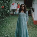 Surabhi Lakshmi Instagram – Just because flowers are pretty doesn’t mean they can’t be tough 🌸

Camera: @ameer_mango
Muah: @rejishaeveryouth
Outfit: @kahani_stories_in_thread 

#FridayFeels #FashionFriday #OOTD