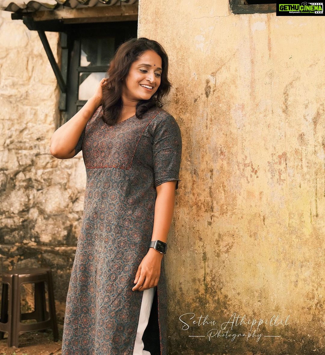 Surabhi Lakshmi Instagram - π§π½ββοΈ πΈ @sethu_athippillil @kevintenson π @klumbyprajinajaanaki π @sanukalathamparampil @sumeshunni_ Retouch @rahulsfx . . . . . . . . . #insta#instagram#instafam#pic#picoftheday#instadaily#instafamily#hilltop#movieshooting#work#movielocation#locationstill#explorepage