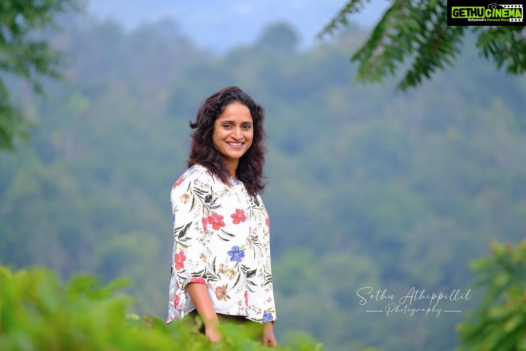 Surabhi Lakshmi Instagram - Being happy never goes out of style 📸 @sethu_athippillil . . . . . #instagram#instagood#instalike#picoftheday#movie#work#movielocation#morning#movieshoot#malyalam