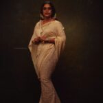 Surabhi Lakshmi Instagram – ഒത്തുചേരലിന്റെയും സൗഹാർദത്തിന്റെയും രുചിയേറിയ കഥകളുമായി വർണ്ണശലഭമാർന്നൊരു ഓണക്കാലം കൂടി…എല്ലാ പ്രിയപ്പെട്ടവർക്കും ഹൃദയം നിറഞ്ഞ ഓണാശംസകൾ 🤗🌼 

Photography: @arun_payyadimeethal
Stylist: @arjun_vasudevs
HMUA: @sijanmakeupartist
Costume: @kahani_storiesinthread
Jewellery: @malabargoldanddiamonds @malabarmoments
Art: @byjummangalath1
Studio: @shadowfx2021
Editorial: @grihalakshmi_

#HappyOnam #Onam2022 #Onamvibes #festivalseason
