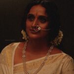 Surabhi Lakshmi Instagram – ഒത്തുചേരലിന്റെയും സൗഹാർദത്തിന്റെയും രുചിയേറിയ കഥകളുമായി വർണ്ണശലഭമാർന്നൊരു ഓണക്കാലം കൂടി…എല്ലാ പ്രിയപ്പെട്ടവർക്കും ഹൃദയം നിറഞ്ഞ ഓണാശംസകൾ 🤗🌼 

Photography: @arun_payyadimeethal
Stylist: @arjun_vasudevs
HMUA: @sijanmakeupartist
Costume: @kahani_storiesinthread
Jewellery: @malabargoldanddiamonds @malabarmoments
Art: @byjummangalath1
Studio: @shadowfx2021
Editorial: @grihalakshmi_

#HappyOnam #Onam2022 #Onamvibes #festivalseason