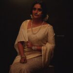 Surabhi Lakshmi Instagram – ഒത്തുചേരലിന്റെയും സൗഹാർദത്തിന്റെയും രുചിയേറിയ കഥകളുമായി വർണ്ണശലഭമാർന്നൊരു ഓണക്കാലം കൂടി…എല്ലാ പ്രിയപ്പെട്ടവർക്കും ഹൃദയം നിറഞ്ഞ ഓണാശംസകൾ 🤗🌼 

Photography: @arun_payyadimeethal
Stylist: @arjun_vasudevs
HMUA: @sijanmakeupartist
Costume: @kahani_storiesinthread
Jewellery: @malabargoldanddiamonds @malabarmoments
Art: @byjummangalath1
Studio: @shadowfx2021
Editorial: @grihalakshmi_

#HappyOnam #Onam2022 #Onamvibes #festivalseason