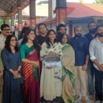 Surabhi Lakshmi Instagram – അഞ്ചുമന ക്ഷേത്രത്തിൽ വെച്ച് നടന്ന
‘കുമാരി’ എന്ന ചിത്രത്തിൻ്റെ പൂജ. കുമാരിയായി ഐശ്വര്യ ലക്ഷ്മി എത്തുന്ന ചിത്രത്തിലെ ഒരു പ്രധാന കഥാപാത്രമായി ഞാനുമുണ്ട്.,
@shinetomchacko_official @swasikavj @tanviram @iamunnimukundan @badushanm  @aishu__