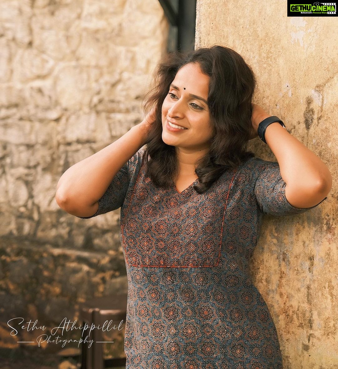 Surabhi Lakshmi Instagram - π§π½ββοΈ πΈ @sethu_athippillil @kevintenson π @klumbyprajinajaanaki π @sanukalathamparampil @sumeshunni_ Retouch @rahulsfx . . . . . . . . . #insta#instagram#instafam#pic#picoftheday#instadaily#instafamily#hilltop#movieshooting#work#movielocation#locationstill#explorepage