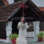 Surabhi Lakshmi Instagram – പൂക്കളും അത്ത ചമയങ്ങളുമായി മറ്റൊരു പൊന്നോണക്കാലം കൂടി…എല്ലാവർക്കും ഹൃദയം നിറഞ്ഞ അത്തം ദിനാശംസകൾ 🌼💚

Photography; @ameer_mango
Camera Assistant ; @Arjunsreehari
Make Up ; @rejishaeveryouth
Ornaments; @makeoveravenue
Costume ; @klumbyprajinajaanaki 
Location ; @manikkalmana

#Atham #atham2022 #onamvibes #happyatham