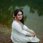 Surabhi Lakshmi Instagram – പൂക്കളും അത്ത ചമയങ്ങളുമായി മറ്റൊരു പൊന്നോണക്കാലം കൂടി…എല്ലാവർക്കും ഹൃദയം നിറഞ്ഞ അത്തം ദിനാശംസകൾ 🌼💚

Photography; @ameer_mango
Camera Assistant ; @Arjunsreehari
Make Up ; @rejishaeveryouth
Ornaments; @makeoveravenue
Costume ; @klumbyprajinajaanaki 
Location ; @manikkalmana

#Atham #atham2022 #onamvibes #happyatham
