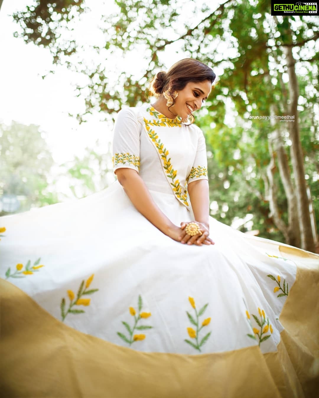 Surabhi Lakshmi Instagram - 💚 Photo @arun_payyadimeethal Costume Designing @ajraakh_designer_studio by @pinu_lakshmi @hridhya_m_a_r_i_a_jose Makeup @rejishaeveryouth Jewellery @bridal_jewelery_rental_alameen Special Thanks @atul__harikumar . . . . . . . . . . . . #happyvishu #vishuspecial #sareelove #keralaactress #sareedraping #ethnicwear #fashion #photoshoot #keralaphotogallery #model #TOTD #kollywoodactress