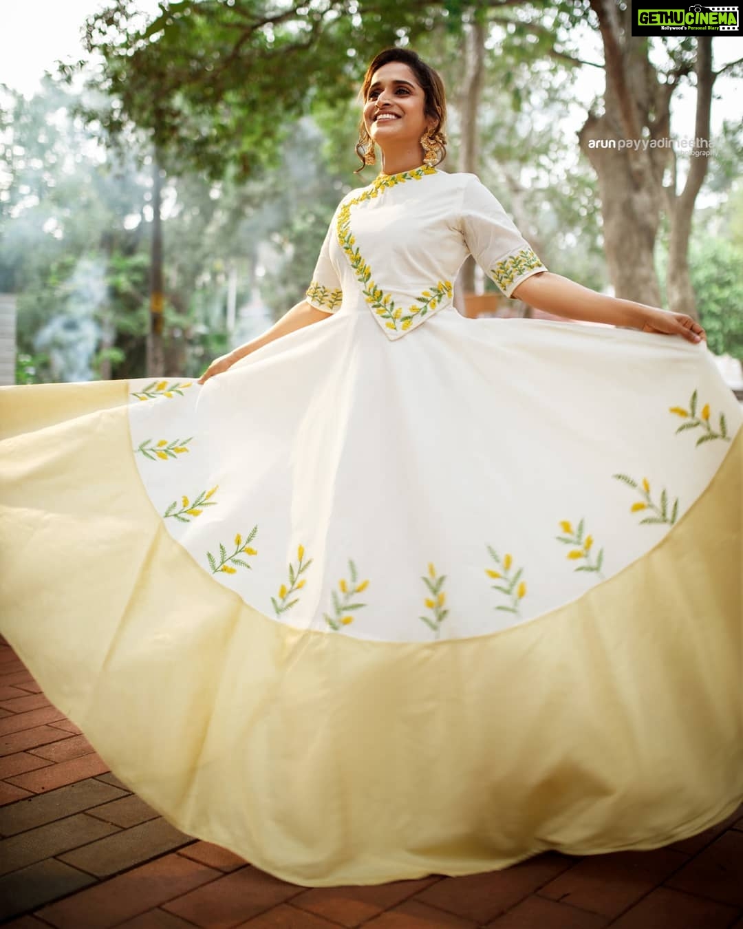 Surabhi Lakshmi Instagram - വിഷു ആശംസകൾ. Photo @arun_payyadimeethal Costume Designing @ajraakh_designer_studio by @pinu_lakshmi @hridhya_m_a_r_i_a_jose Makeup @rejishaeveryouth Jewellery @bridal_jewelery_rental_alameen Special Thanks @atul__harikumar . . . . . . . . . . . . #happyvishu #vishuspecial #sareelove #keralaactress #sareedraping #ethnicwear #fashion #photoshoot #keralaphotogallery #model #TOTD #Kollywoodactress