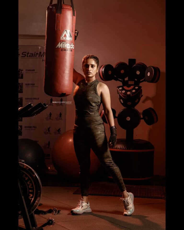 Surabhi Lakshmi Instagram - Fitness is not about being better than someone else. It’s about being better than you used to be!! Trainer: @roopesh_raghunath @lifegymclt Photography & Retouching : @arun_payyadimeethal Styling : @arjun_vasudevs Make up : @amal_ajithkumar Outfits : @decathlonkozhikode Camera assist: @2328_uhcik_miror_me Bts:@akhilesh__chandran Special thanks : @charuthchayam Special Thanks : @barayilalthaf . . . . . . . . . . . #LetsGetFitTogether #fitnesstransformation #womenfitness #fatlossgoals #fitnessgoals #healthylifestyle #bodytransformation