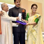 Surabhi Lakshmi Instagram - 2017 ഏപ്രിൽ 7 ജീവിതത്തിൽ എന്നും ഓർമിക്കപ്പെടുന്ന ദിവസം. നടിയെന്ന നിലയിൽ ദേശീയ തലത്തിൽ അംഗീകാരം കിട്ടിയ ദിനം. മനോജ് റാംസിങ് കഥയും തിരക്കഥയും എഴുതി, അനിൽ തോമസേട്ടൻ സംവിധാനം ചെയ്ത മിന്നാമിനുങ്ങ് എന്ന ചിത്രത്തിലൂടെ, നിലനിൽപ്പിനായുള്ള ഒരു സ്ത്രീയുടെ ഒറ്റപ്പെട്ട പോരാട്ടത്തെ തിരശ്ശീലയിൽ എത്തിച്ചതിനാണ് മികച്ച നടിയായി തിരഞ്ഞെടുക്കപ്പെട്ടത്. ഔസേപ്പച്ചൻ സാറായിരുന്നു ചിത്രത്തിന്റെ സംഗീതം. സിനിമയിൽ ശ്രദ്ധിക്കപ്പെട്ട പ്രധാന വേഷങ്ങളൊന്നും ലഭിക്കാതിരുന്ന എനിക്ക് കരിയറിൽ ലഭിച്ച ഏറ്റവും മികച്ച വേഷമായിരുന്നു മിന്നാമിനുങ്ങിലേത്. അന്നും ഇന്നും ഒപ്പമുള്ളവരോട് ഒരുപാട് സ്നേഹം❤️ #mohanlal #lalettan #nationalawards #akshaykumar #dileeshpothan #shyampushkaran #ashiqueabu #bestactress2016 #throwback