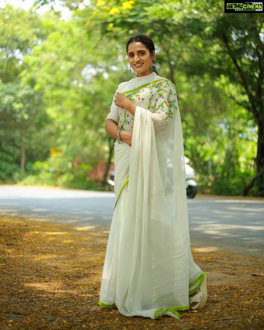 Surabhi Lakshmi Instagram - The perfect matching accessory for a saree is not the jewelry but your smile. Photographer: @insta.aks Makeup: @amal_ajithkumar Costumes: @prakrithi_by_ramya . . . . . . . . . . . . #sareelove #keralaactress #sareedraping #ethnicwear #fashion #photoshoot #keralaphotogallery #model