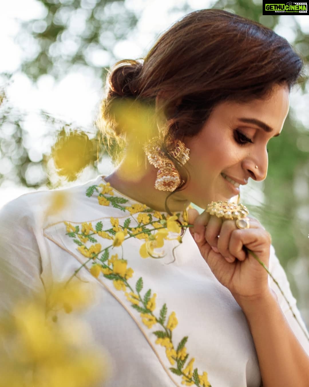 Surabhi Lakshmi Instagram - വിഷു ആശംസകൾ. Photo @arun_payyadimeethal Costume Designing @ajraakh_designer_studio by @pinu_lakshmi @hridhya_m_a_r_i_a_jose Makeup @rejishaeveryouth Jewellery @bridal_jewelery_rental_alameen Special Thanks @atul__harikumar . . . . . . . . . . . . #happyvishu #vishuspecial #sareelove #keralaactress #sareedraping #ethnicwear #fashion #photoshoot #keralaphotogallery #model #TOTD #Kollywoodactress