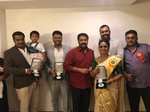 Surabhi Lakshmi Instagram - 2017 ഏപ്രിൽ 7

ജീവിതത്തിൽ എന്നും ഓർമിക്കപ്പെടുന്ന ദിവസം. നടിയെന്ന നിലയിൽ ദേശീയ തലത്തിൽ അംഗീകാരം കിട്ടിയ ദിനം. മനോജ് റാംസിങ് കഥയും തിരക്കഥയും എഴുതി, അനിൽ തോമസേട്ടൻ സംവിധാനം ചെയ്ത മിന്നാമിനുങ്ങ് എന്ന ചിത്രത്തിലൂടെ, നിലനിൽപ്പിനായുള്ള ഒരു സ്ത്രീയുടെ ഒറ്റപ്പെട്ട പോരാട്ടത്തെ തിരശ്ശീലയിൽ എത്തിച്ചതിനാണ് മികച്ച നടിയായി തിരഞ്ഞെടുക്കപ്പെട്ടത്. ഔസേപ്പച്ചൻ സാറായിരുന്നു ചിത്രത്തിന്റെ സംഗീതം. സിനിമയിൽ ശ്രദ്ധിക്കപ്പെട്ട പ്രധാന വേഷങ്ങളൊന്നും ലഭിക്കാതിരുന്ന എനിക്ക് കരിയറിൽ ലഭിച്ച ഏറ്റവും മികച്ച വേഷമായിരുന്നു മിന്നാമിനുങ്ങിലേത്. 

അന്നും ഇന്നും ഒപ്പമുള്ളവരോട് ഒരുപാട് സ്നേഹം❤️
#mohanlal #lalettan #nationalawards #akshaykumar #dileeshpothan #shyampushkaran #ashiqueabu #bestactress2016 #throwback