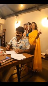 Surabhi Lakshmi Instagram - റീൽസിൽ കുടുങ്ങി അനൂപ് മേനോൻ 😄😆 @anoopmenoninclusive Padma coming to meet you from July 15th 💛 @anoopmenoninclusive @mahadevan_thampi @dundhu @badushanm @mareenamichaelkurisingal @shruthi_rajanikanth @unnips @byhand.in #Padma #Padmamovie #Anoopmenon #SurabhiLakshmi #MahadevanThampi #NMBadusha #bulletsong #trendingreels #mareenamichael