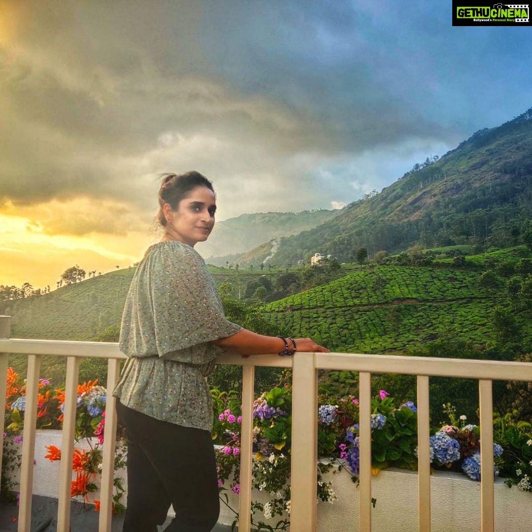 Surabhi Lakshmi Instagram - Thank you for opening ur arms home and heart for us🥰@mahadevan_thampi i .... thanks a lot for suggesting such a wonderful hotel.....@Chandyswindywoods Chandy's Windy Woods