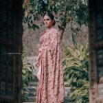 Surabhi Lakshmi Instagram - Desi Avatar. . . . People say don't take life too seriously but at times make seriousness your attire. 𝙲𝚊𝚖𝚎𝚛𝚊 @ameer_mango 𝙲𝚊𝚖𝚎𝚛𝚊 𝚊𝚜𝚒𝚜𝚝𝚊𝚗𝚝 @arjunsreehari 𝙼𝚊𝚔𝚎𝚞𝚙 @amal_ajithkumar 𝚂𝚊𝚛𝚎𝚎 @silk_mandir 𝙱𝚕𝚘𝚞𝚜𝚎 @tashidesignerstudio 𝙹𝚎𝚠𝚎𝚕𝚕𝚎𝚛𝚢 @amour_jewellery_collections 𝚂𝚙𝚎𝚌𝚒𝚊𝚕 𝚝𝚑𝚊𝚗𝚔𝚜 𝚝𝚘 @arambresorts 𝚏𝚘𝚛 𝚝𝚑𝚎 𝚊𝚖𝚊𝚣𝚒𝚗𝚐 𝚕𝚘𝚌𝚊𝚝𝚒𝚘𝚗 Aramb Boutique Resort