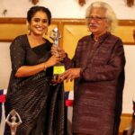 Surabhi Lakshmi Instagram - Happy and humbled to receive the Kerala Film Critics Best Actress award from Adoor Gopalakrishnan Sir for the film Jwalamukhi. Every award is a reminder to keep marching forward and strive for more ✨ Event : Kerala Film Critics Award Photography : @maheshfotographie Wardrobe Consultant : @arjun_vasudevs HMUA : @amal_ajithkumar Wearing : @ektha.prescilajosephchungath Jewellery : @anokhi_priyakishore #KeralaFilmCriticsAward #BestActress #AboutWork #Gratitude